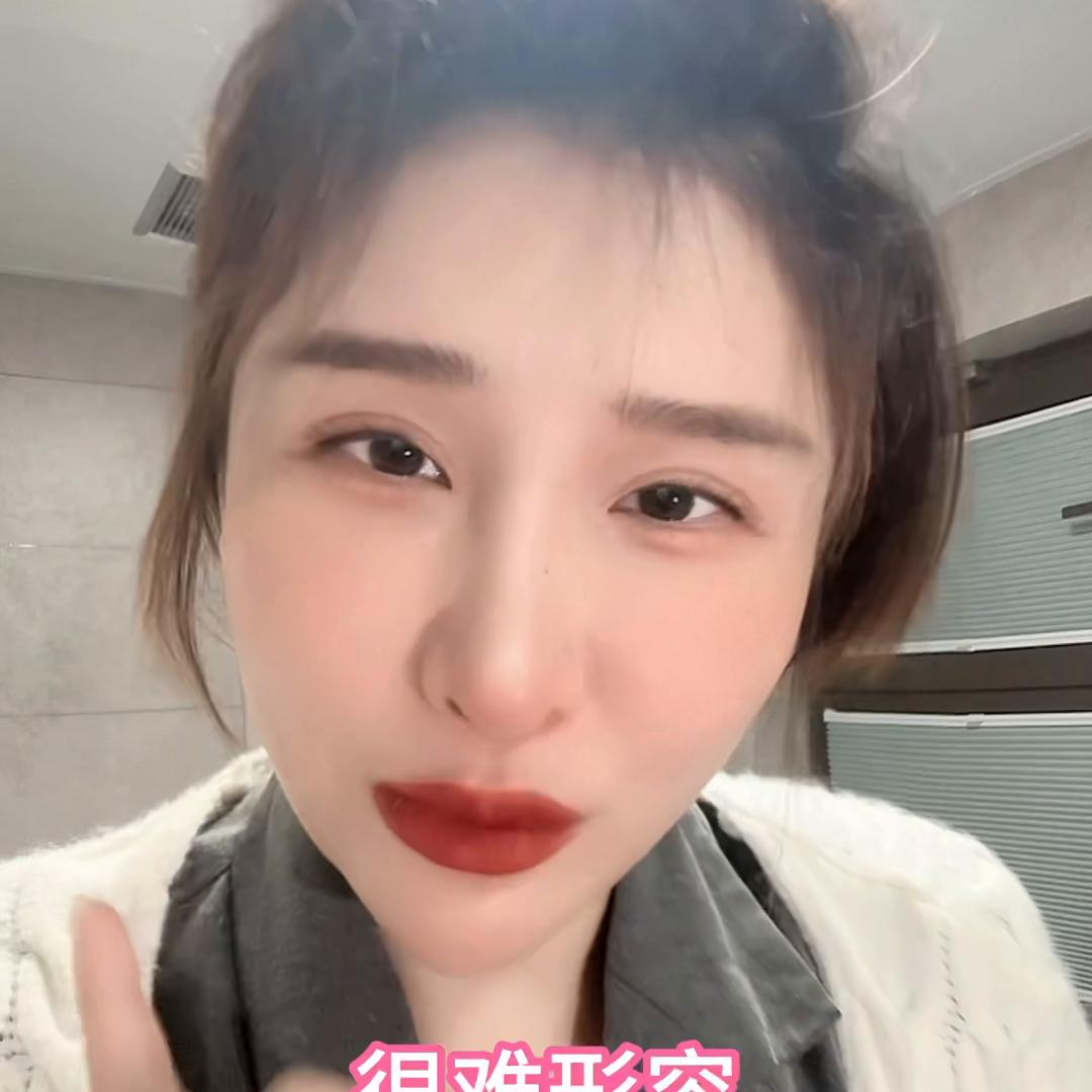 女人！你给我买！！戴上咱家草莓晶！涂上这个羞羞香水！咱...