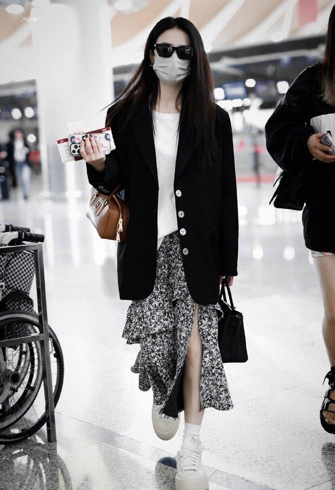 西装半身裙怎么穿显年轻活力,西装半身裙怎么穿更好看