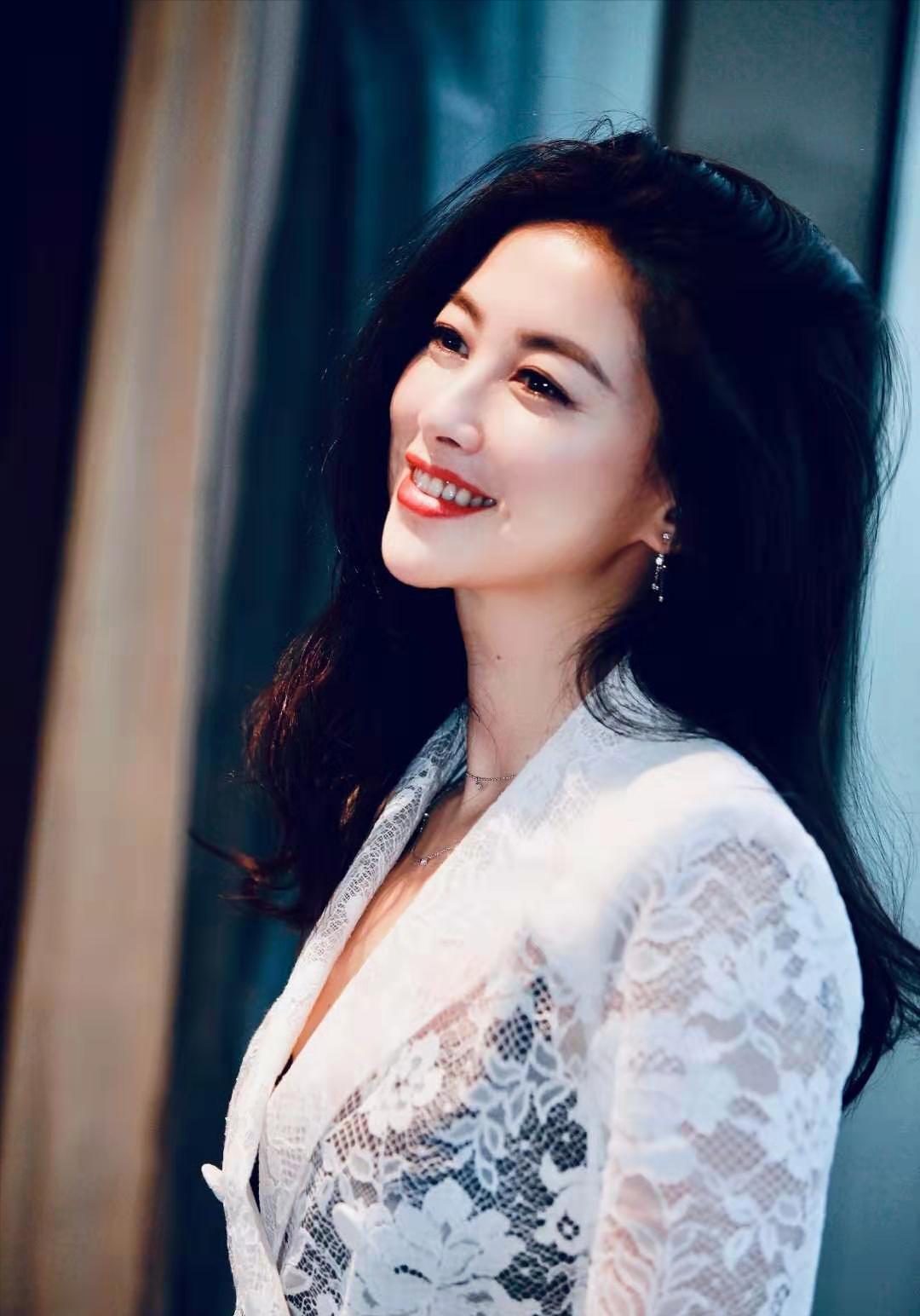 朱珠富家千金,朱珠名媛望族