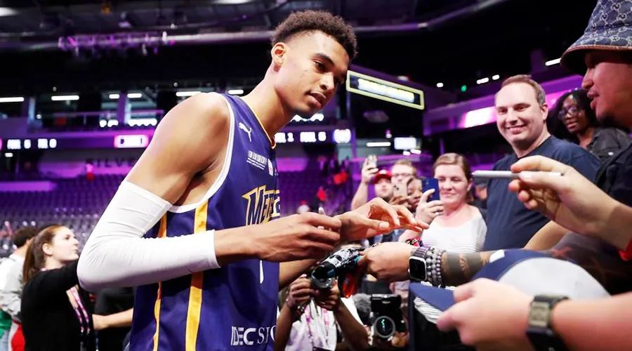 nba为文班亚马摆烂的球队原因,文班亚马会不会打得过乔丹