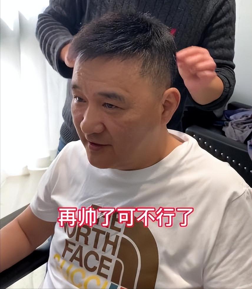 浙江宁波,老公秃顶老婆看着心烦,戴上假发又有危机感:男人真难