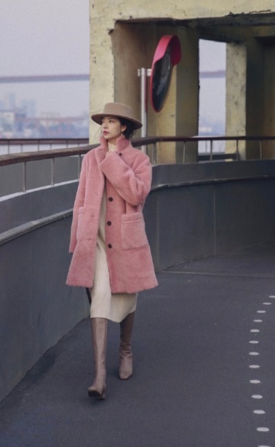 怎么穿出冬天的感觉,冬季白色羊羔绒外套的正确搭配