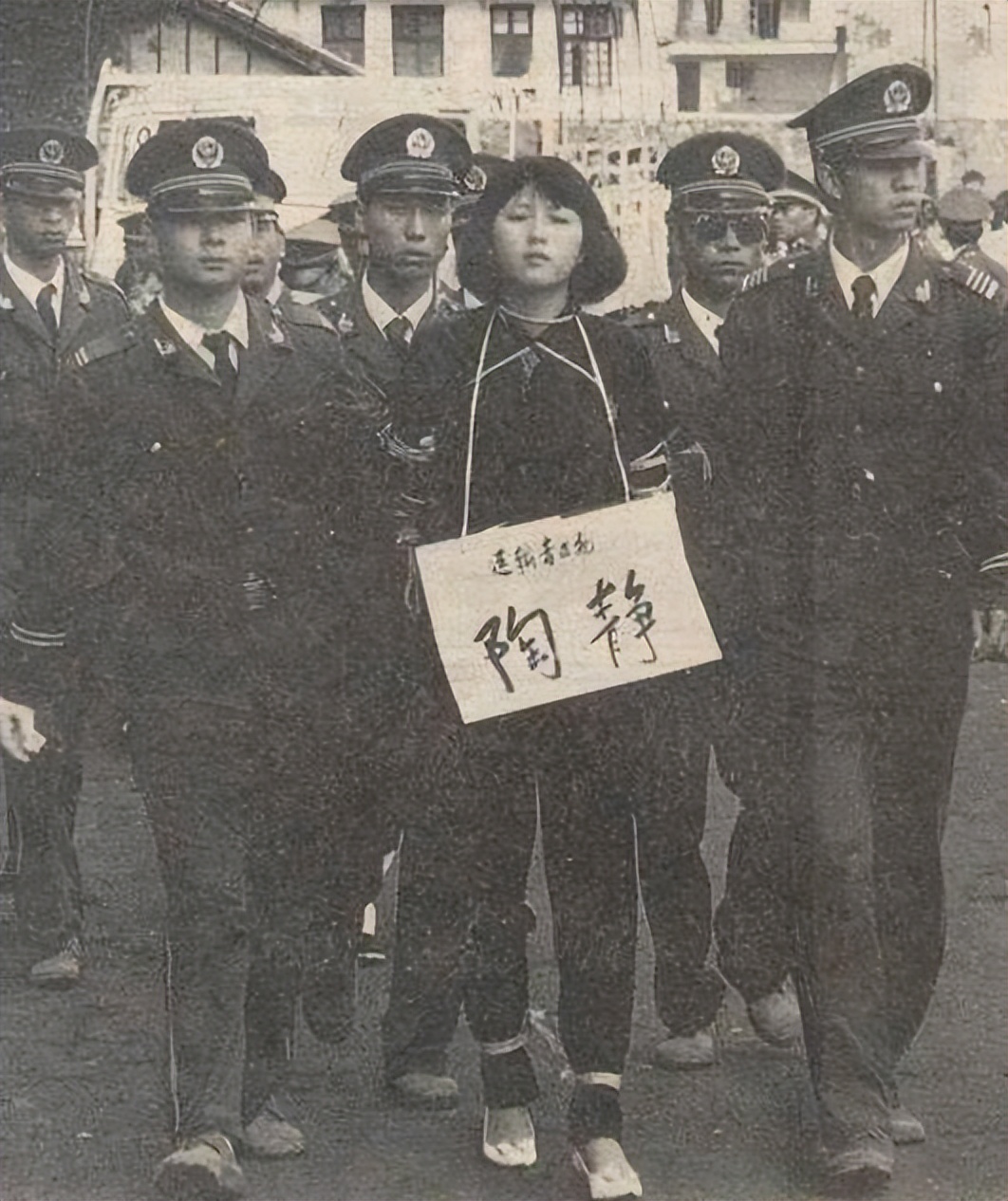 二十岁女孩帮男友贩毒被抓,女子贩毒20年