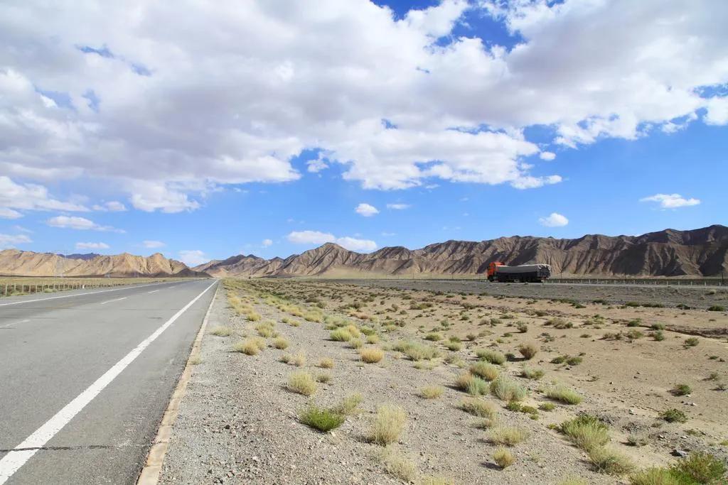 青海戈壁滩无人小镇,青海夏季戈壁滩图片