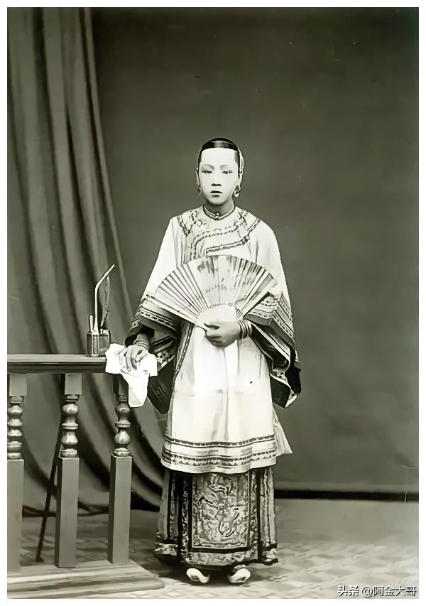 从夏朝至民国时期女性服饰变化,从秦汉到民国中国女性服饰的变迁