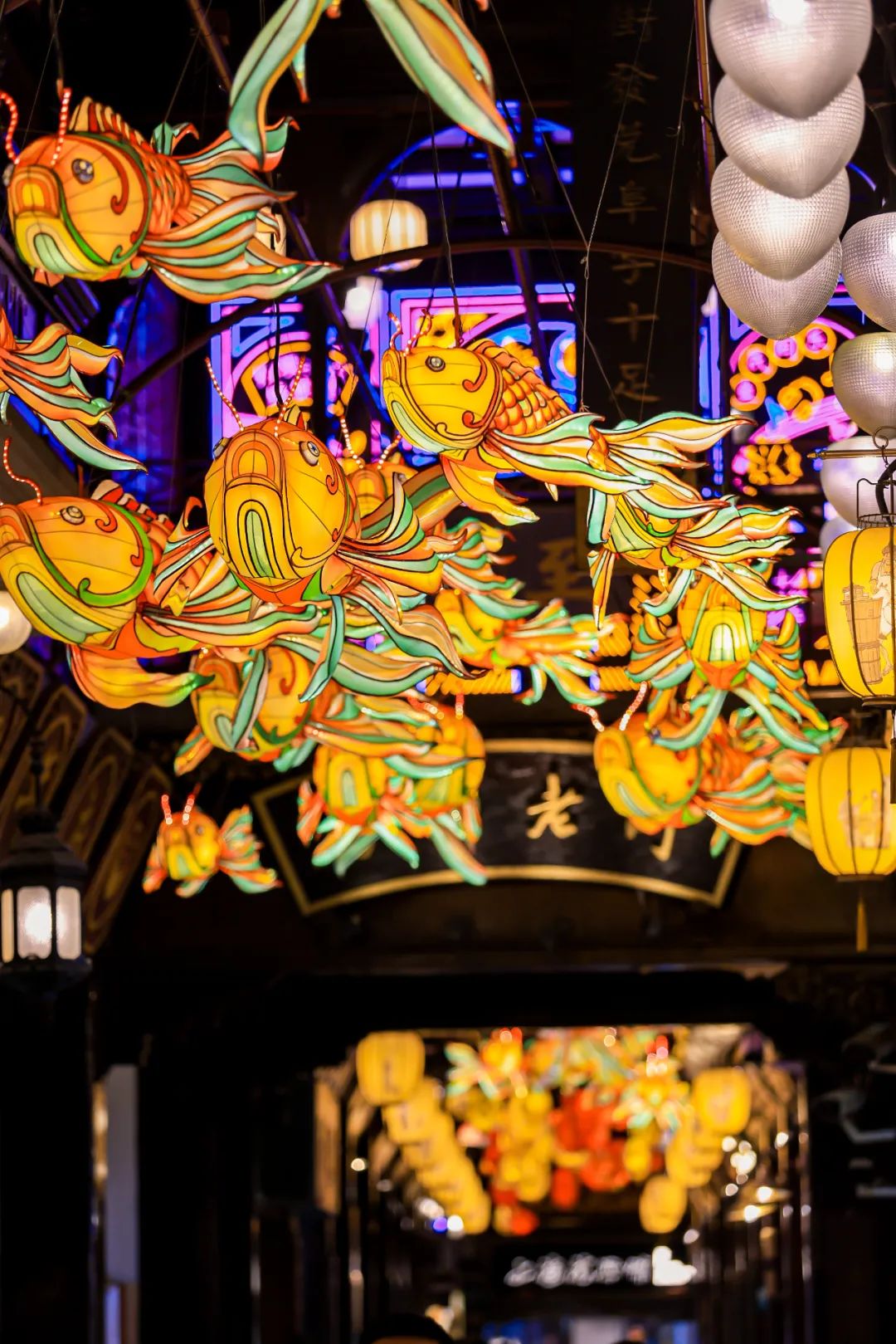 上海游客豫园观赏新年灯会,正月十五元宵节上海哪里有灯会