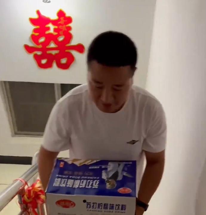 担心不能再生，男子搬整箱苏打水给妻子喝，随时投喂只为拼儿子