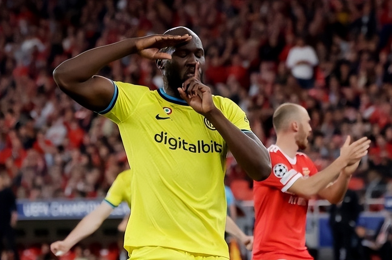 卢卡库哨子什么梗,卢卡库敬礼代表什么意思