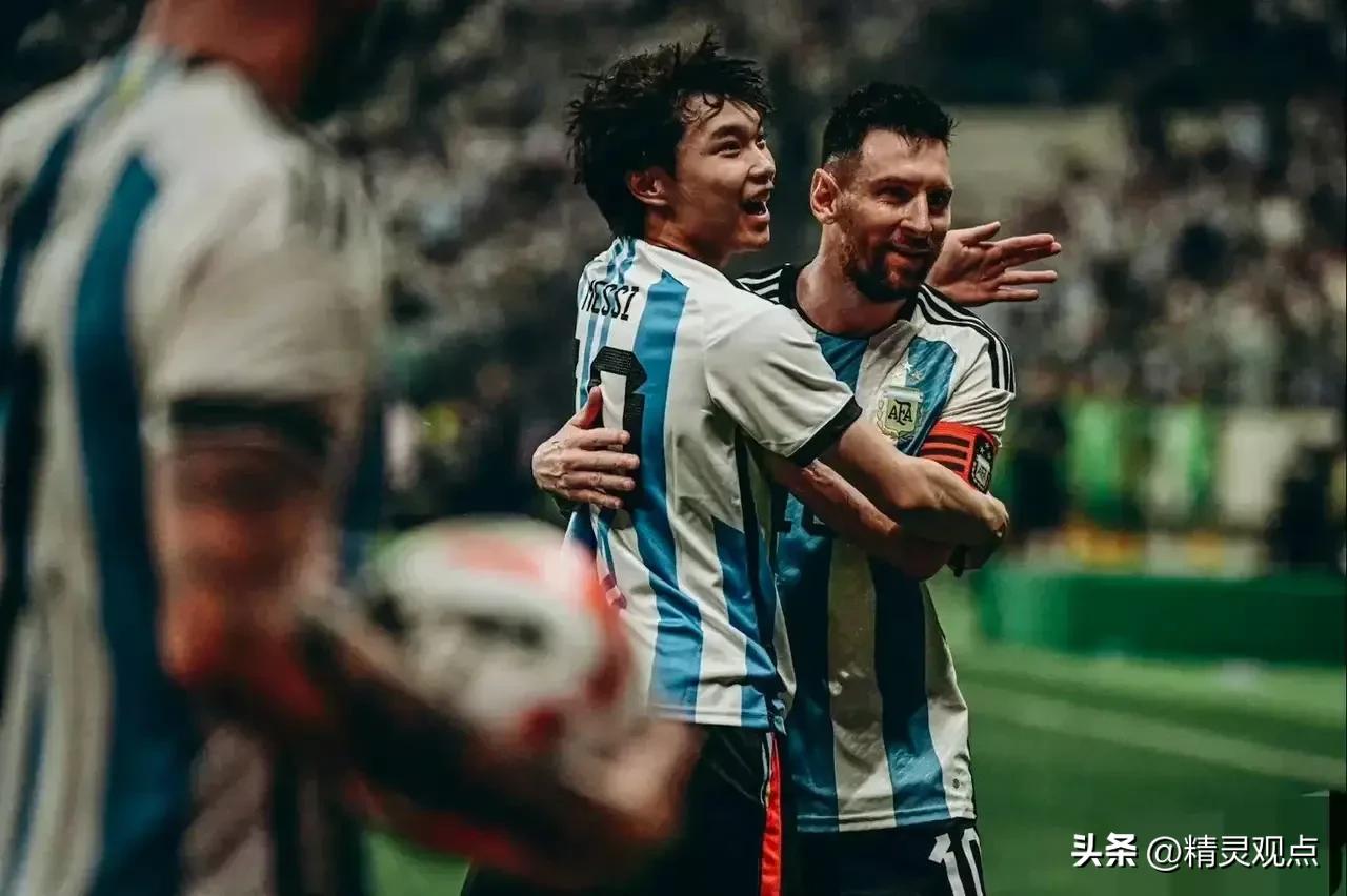 球迷冲入球场拥抱梅西被行拘点评,冲进球场拥抱梅西的道歉视频