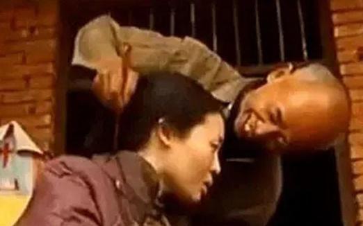 55岁农村老汉花120元买大学生后续,50岁的老汉花30万娶贵州女子