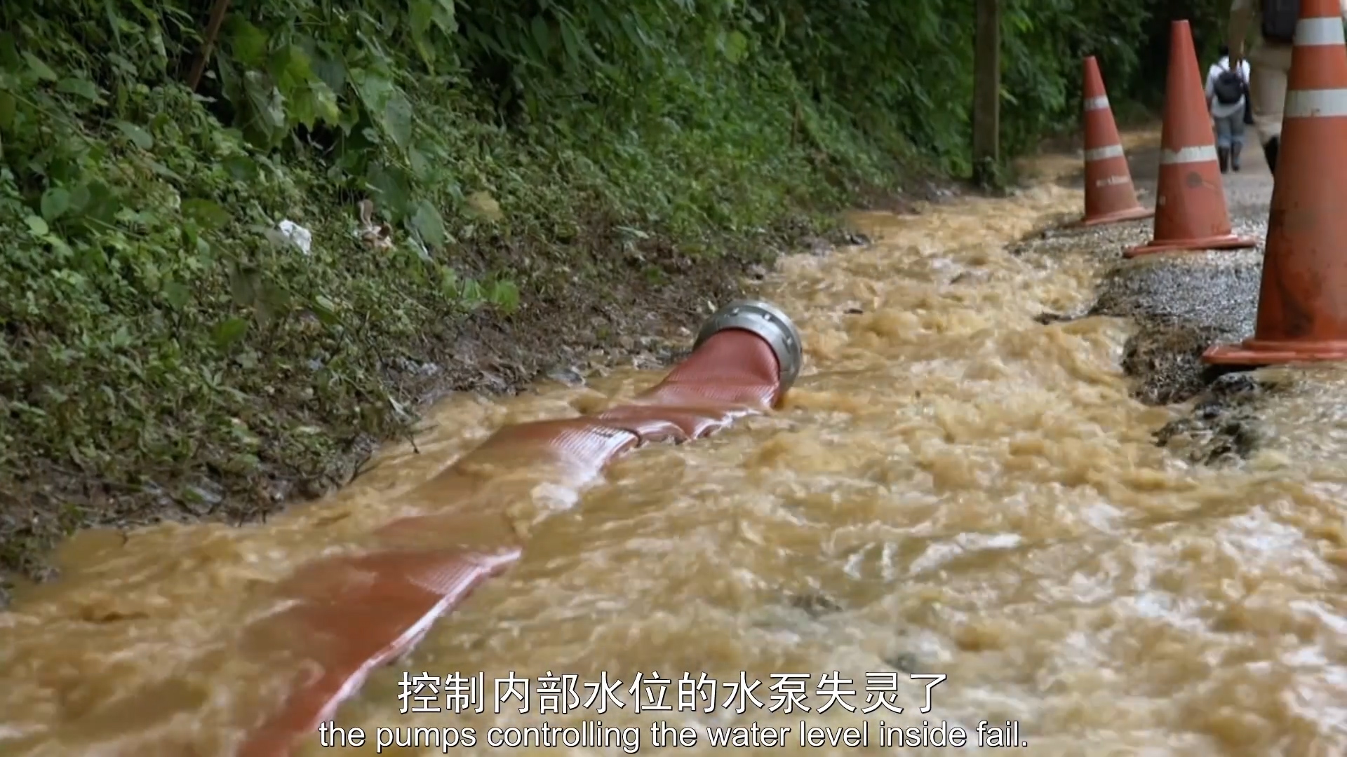 泰国18人球员困在洞穴事件全过程,泰国洞穴救援教练去世