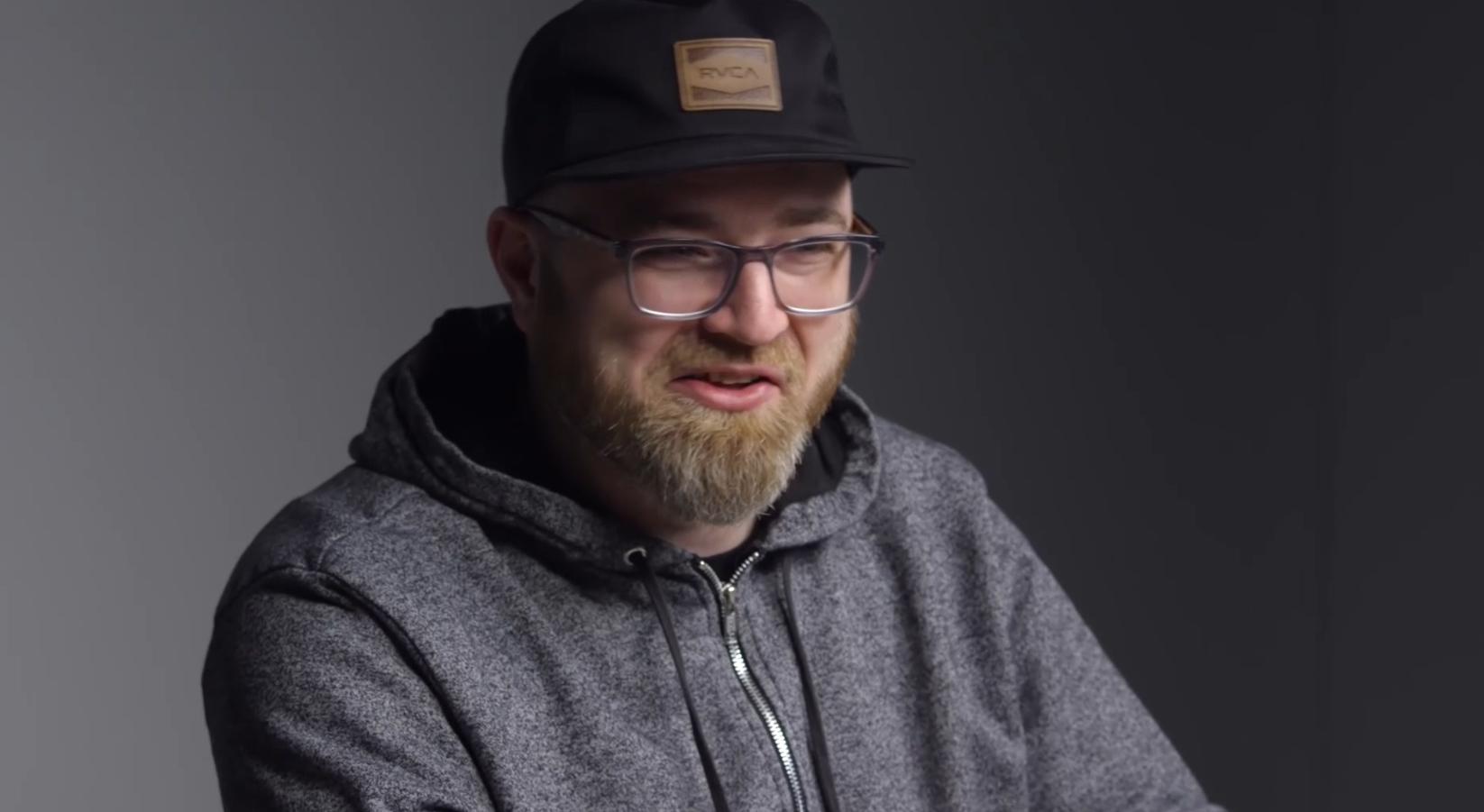 美国大叔买老年机,美国大叔购买中国挖掘机