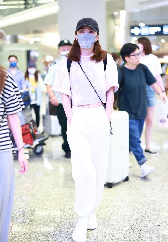 被阿Sa的穿搭美到了，白色牛仔衣配玫红色9分裤，时髦又减龄