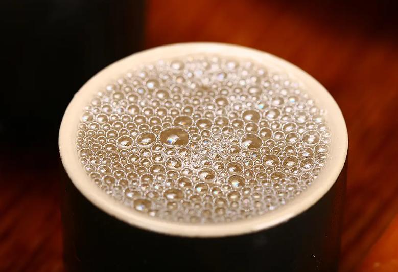 聚会桌上摆一堆红酒啤酒,酒桌上老是喝醉酒的是什么人