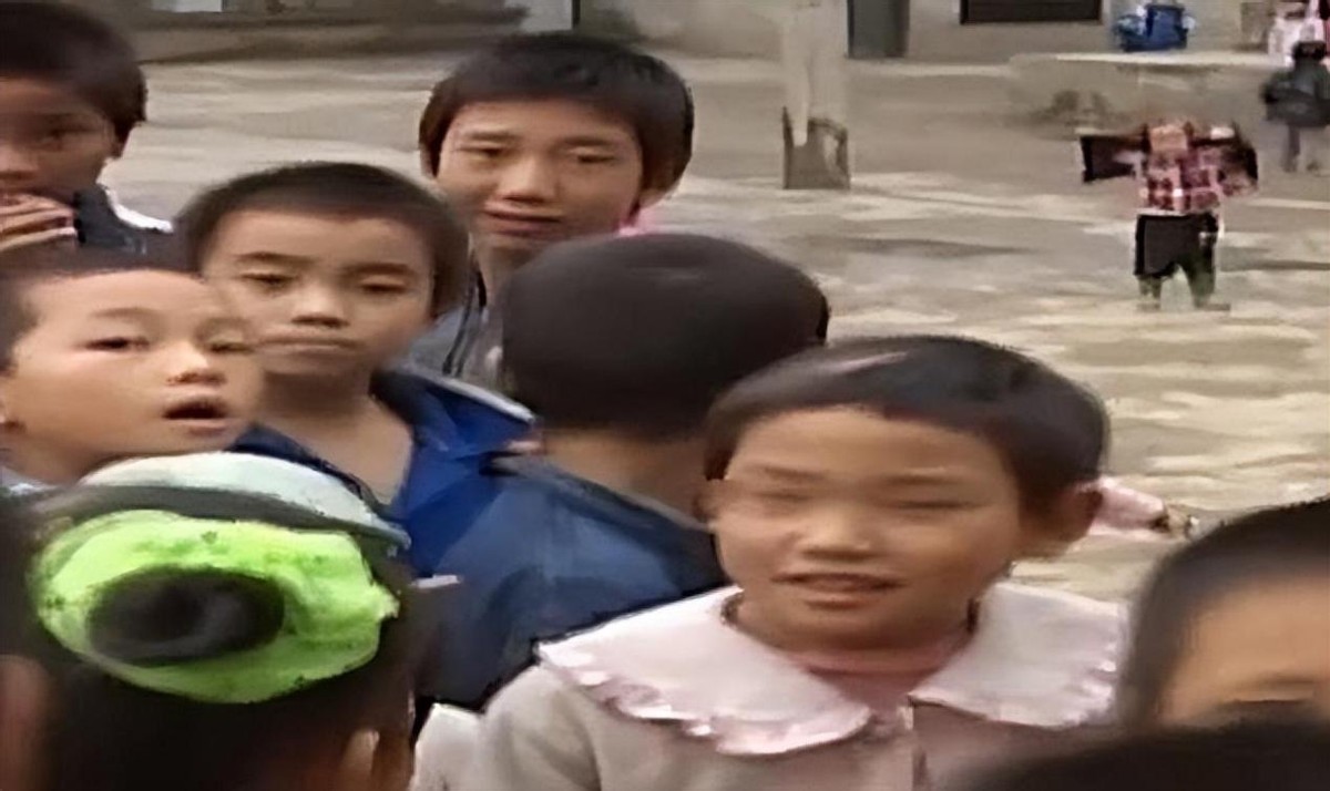 16年重庆女孩晕厥，醒来后扯头发吃，专家：吃头发对身体没有坏处