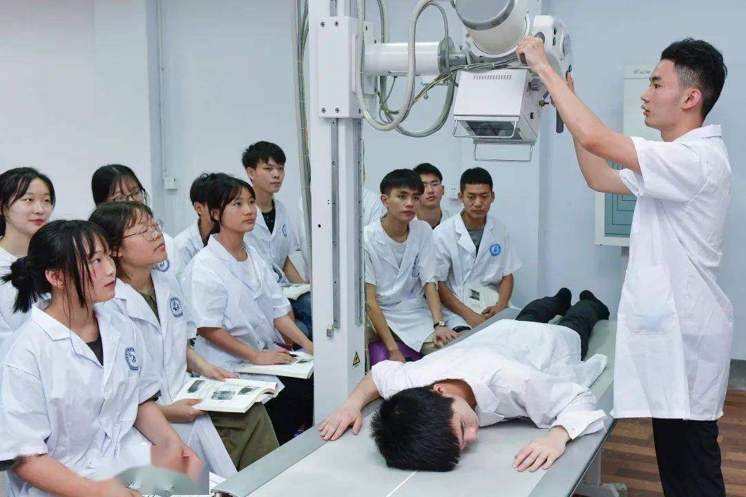 学护理哪所学校好,高专院校学护理哪所学校好