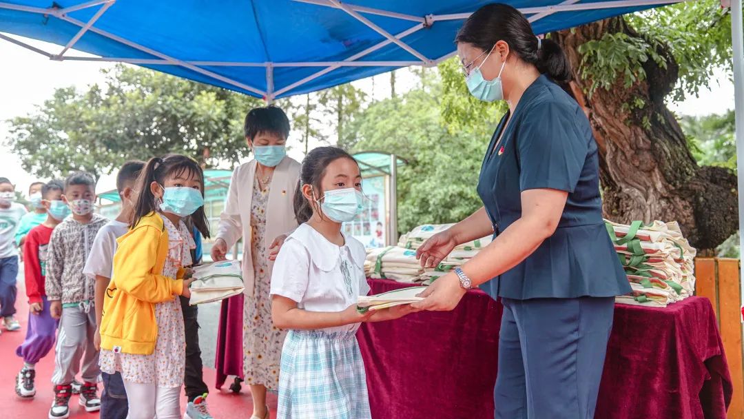 南京市江北新区六一小学：萌娃报道！这所小学的新生礼物惊喜满满