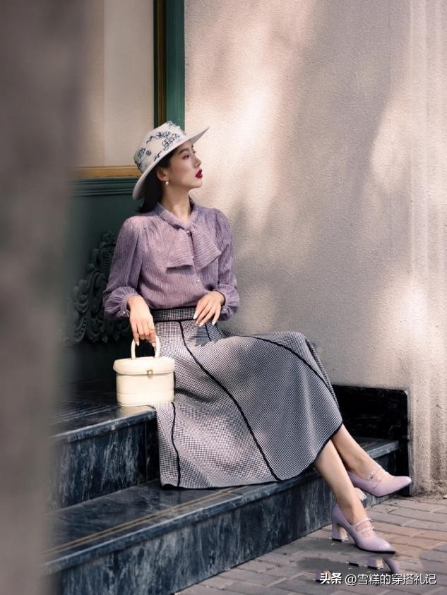 皮肤暗黄偏黑女士染什么颜色头发,皮肤偏黑的女孩子穿白色好看吗