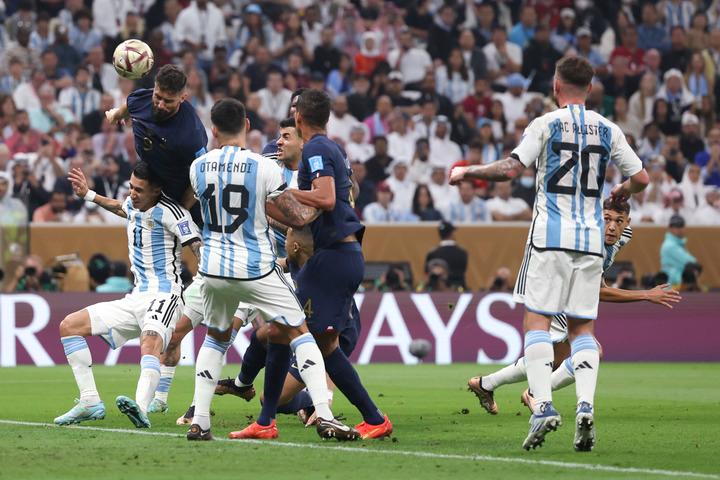 阿根廷冠军梅西拥抱姆巴佩,阿根廷夺冠亲吻场面