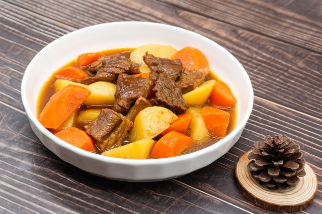 土豆和牛肉一起怎么炖才好吃呢,土豆炖一下然后和什么搭配好吃