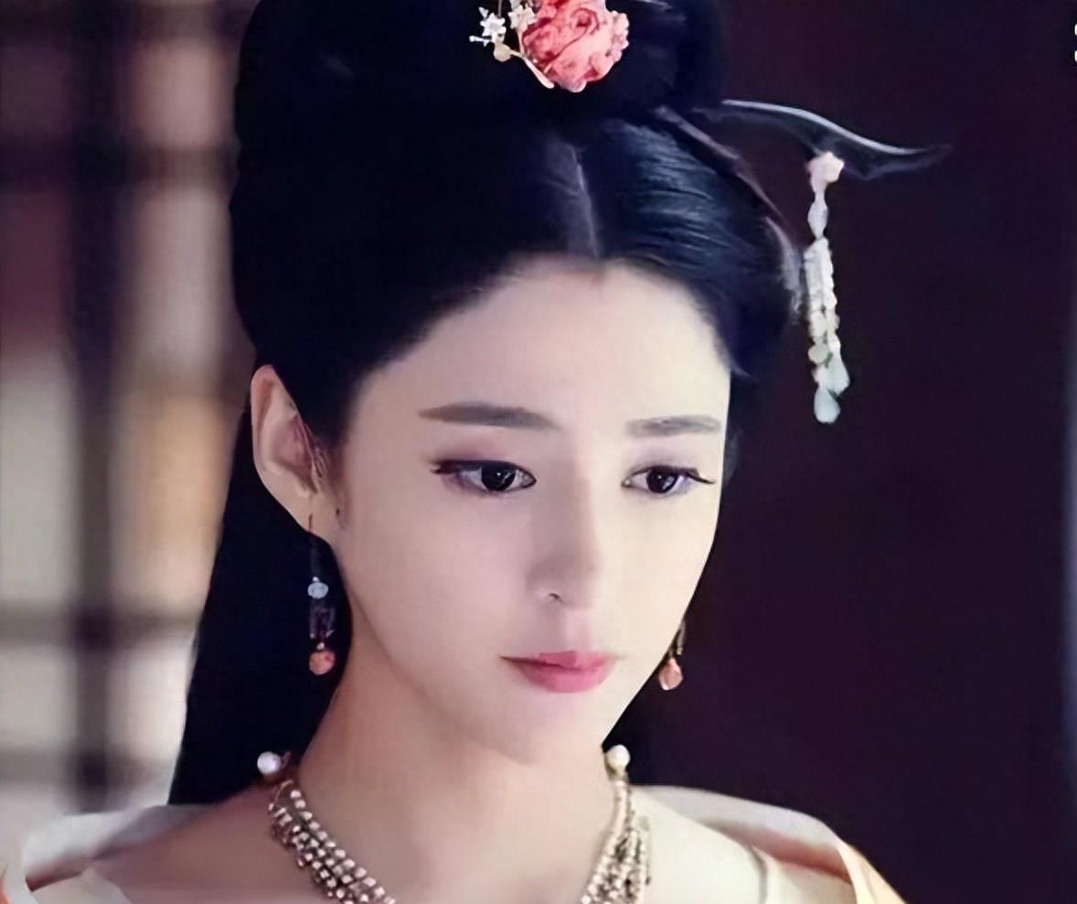 “小丑手”太减分了，这8位女星个个貌美如花，却被手拖后腿