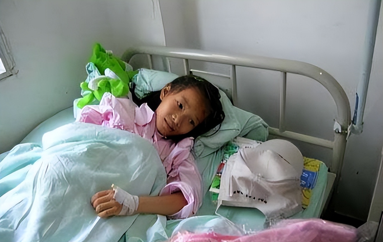 05年四川8岁白血病女孩不愿拖累养父，悄悄写下：自愿放弃治疗