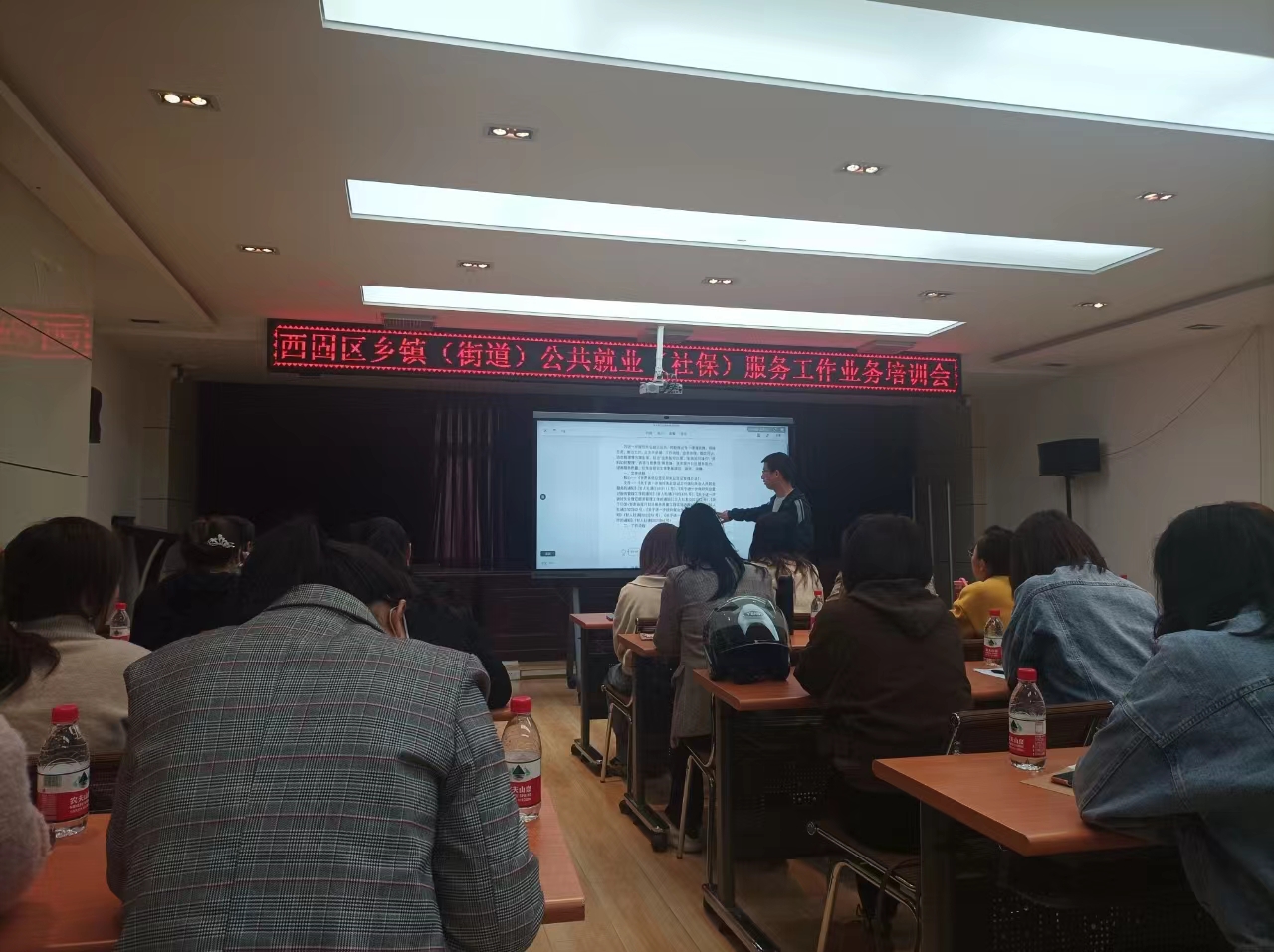 稳稳就业民生答卷暖民心,稳就业保民生群众互动