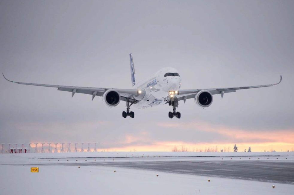 重达百吨的飞机是如何飞上天空的,近距离看看飞机起飞速度有多快