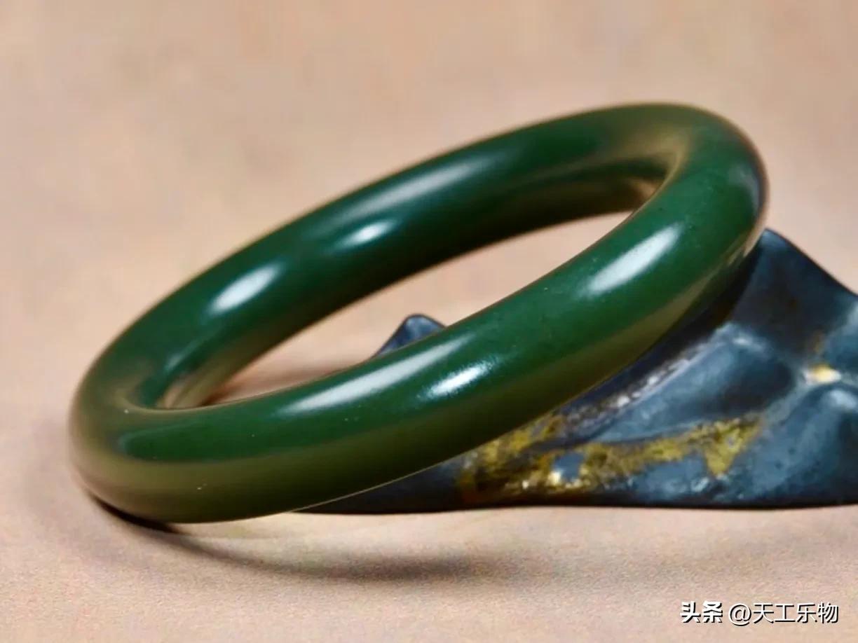 和田玉肉眼看有很多棉的手镯好吗,玉器店有玉手镯卖吗