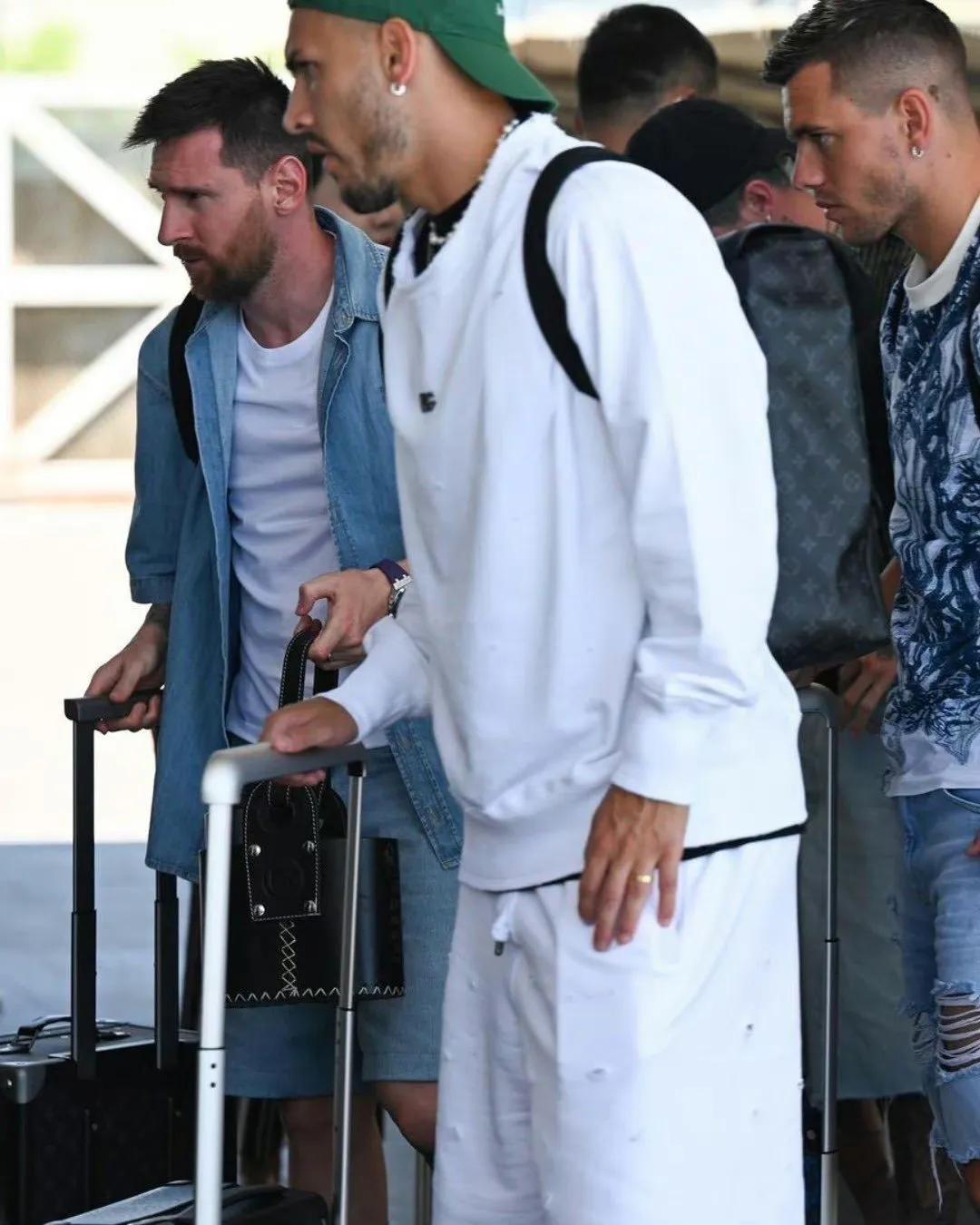 梅西到北京,梅西在北京高举双手鼓掌致意球迷