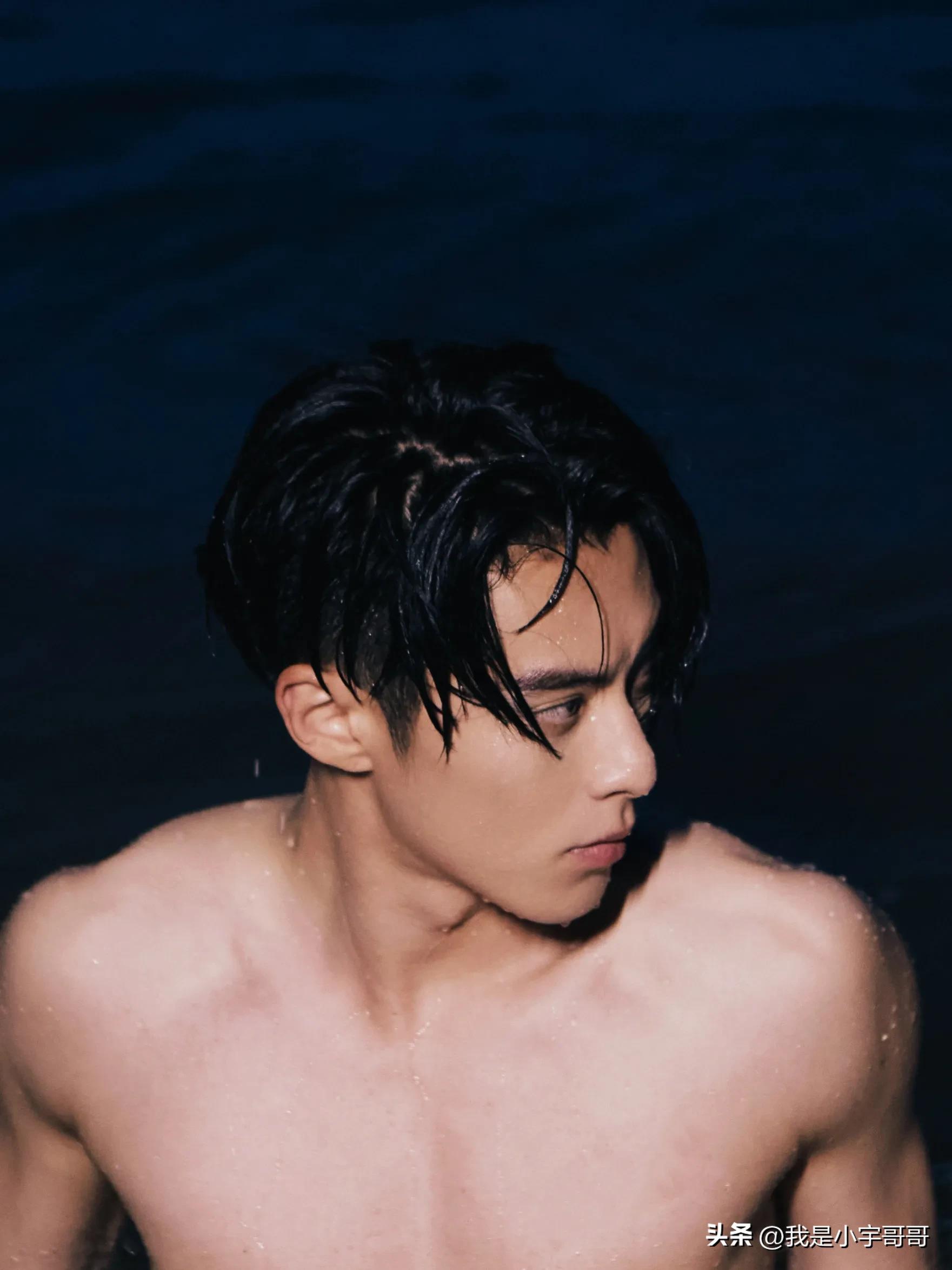 王鹤棣海边拍摄正装花絮,王鹤棣海边自拍第三视角