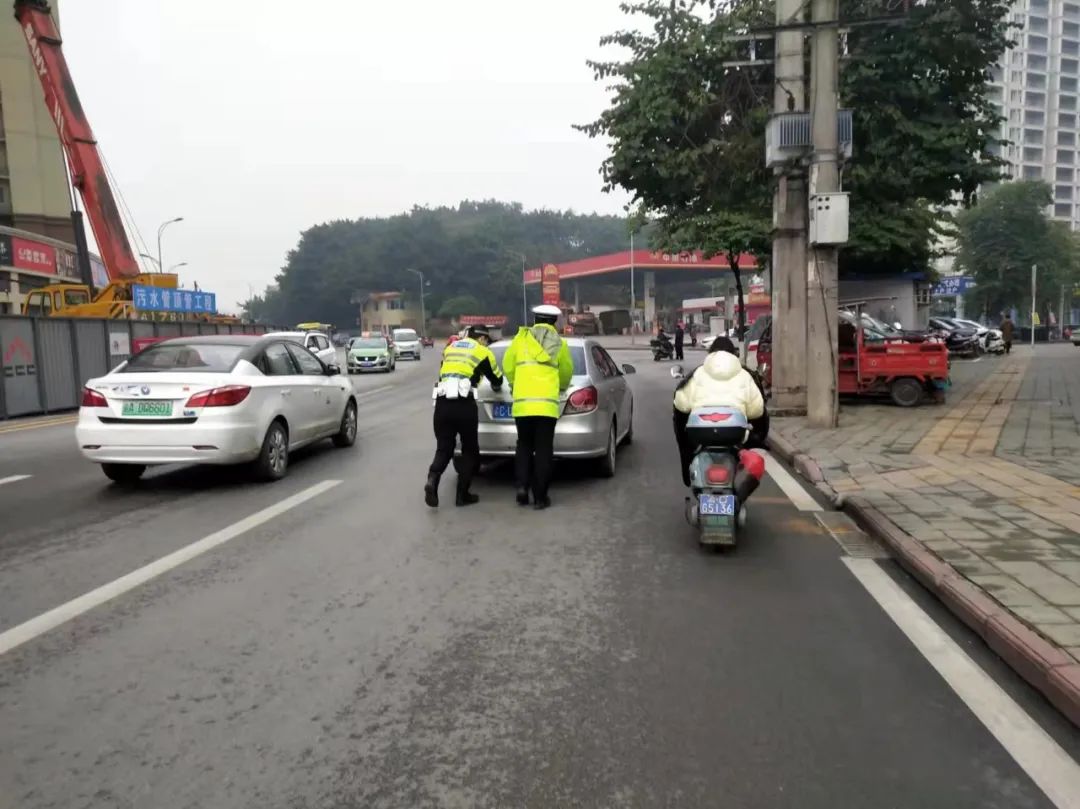 重庆渝警骁骑宣传片,渝警骁骑变身暖心代驾护送就医