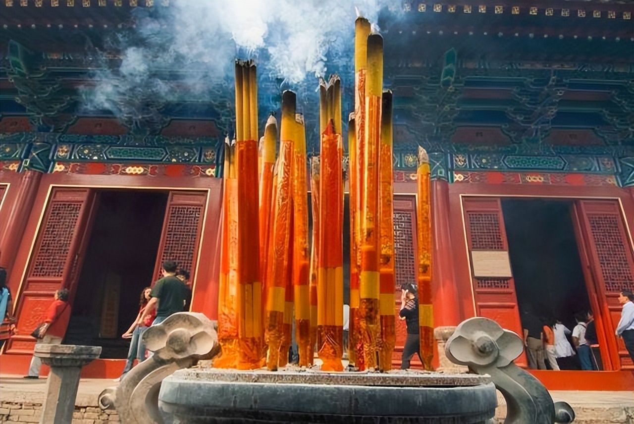 年轻人热衷拜佛,烧香拜佛的年轻人越来越多