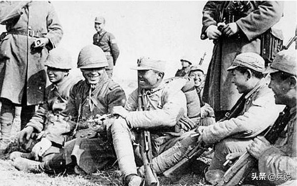 八路军在树林里发现一具尸体,八路军掩埋日军尸体