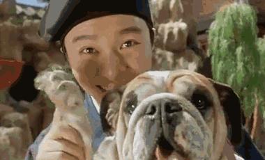 周星驰60岁仍玩海上冲浪，玩超高难度动作让年轻人自叹不如