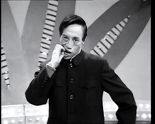 1983年第一届春晚，部级领导审查后：怎么能让姜昆主持？