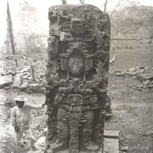 晚清老照片乞丐全身绑满破布取暖,晚清老照片戴枷示众