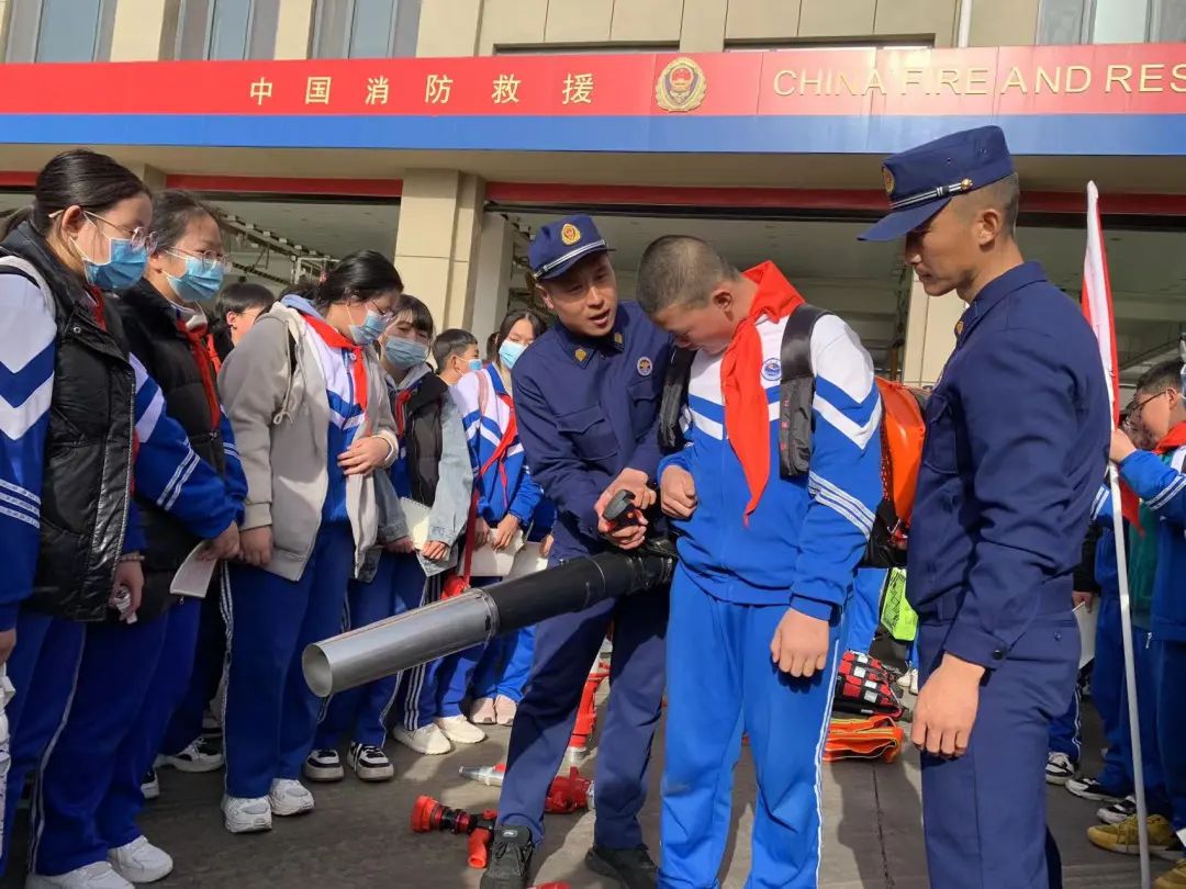 消防安全伴你童行知识小课堂,安全童行消防演练