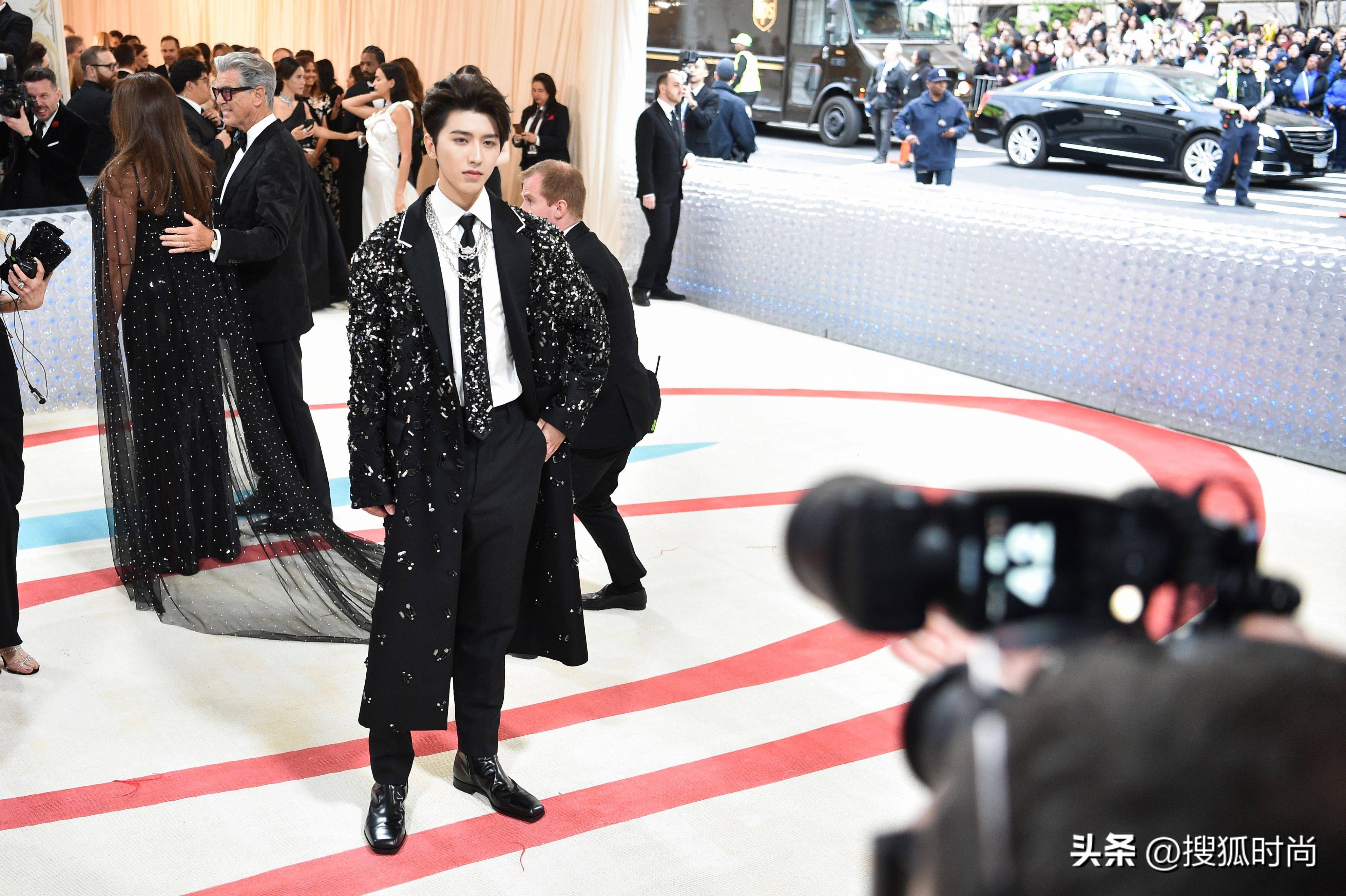 谷爱凌法国晚宴,谷爱凌穿酒渍礼服