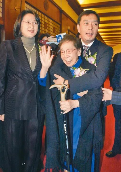 婆媳同命，不当贵妇成了强悍女掌门，扛起风华落尽的汽车王国