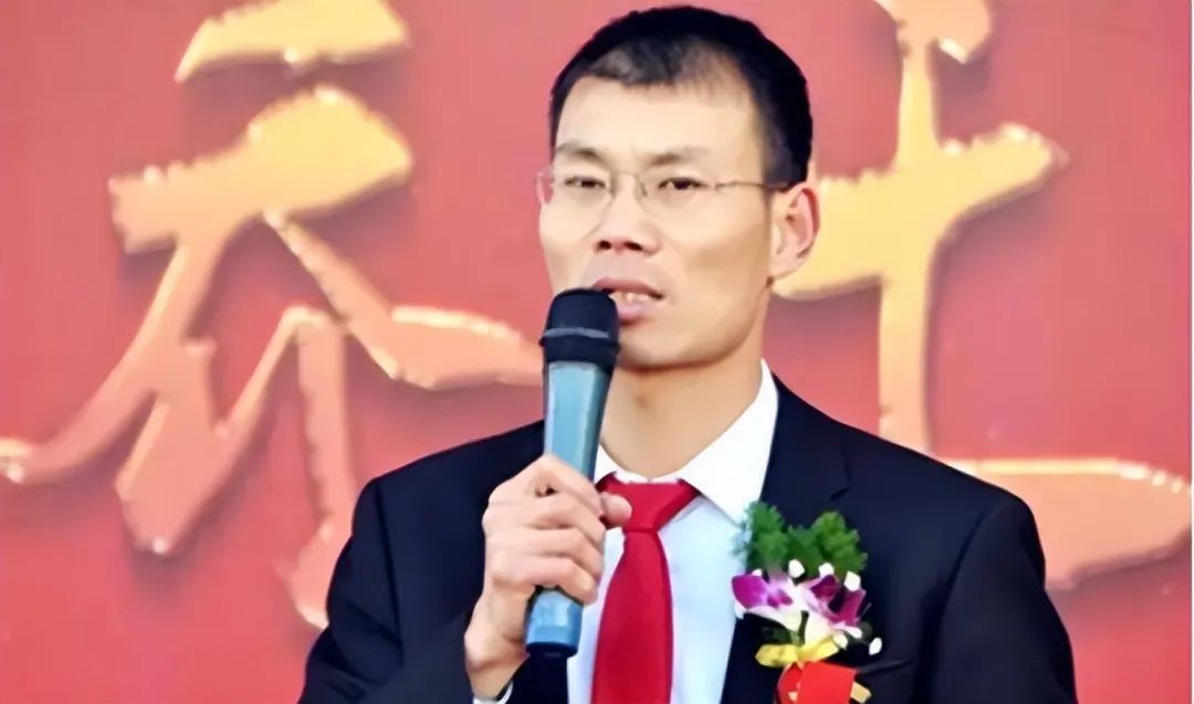 他，靠1块钱的冰淇淋，做出200亿的奶茶帝国，却被黑上热搜，为啥