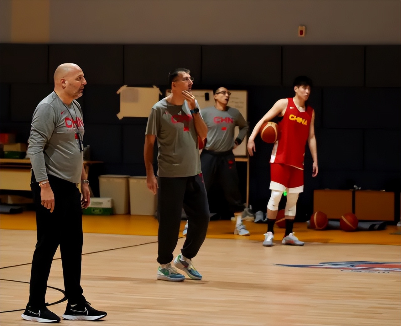 中国男篮15人大名单出炉！乔帅打内部对抗赛考察球员赵睿因伤缺阵