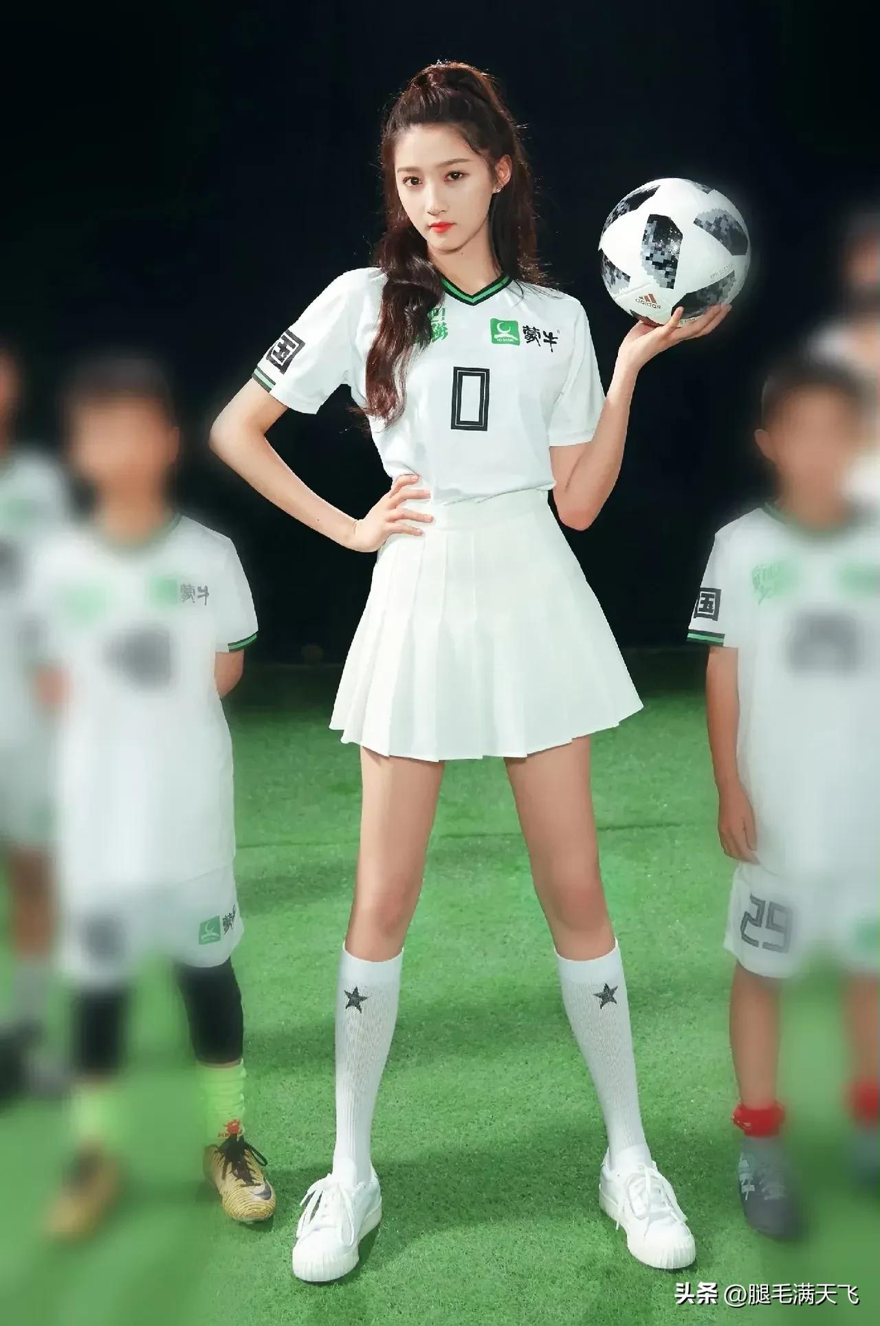 关晓彤足球宝贝造型,关晓彤喜欢足球吗