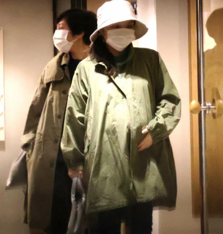 37岁歌后徐佳莹挺孕肚出街，侧坐护肚脸浮肿，提前透露二胎宝性别