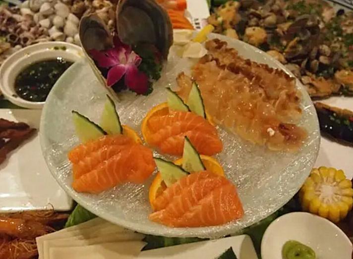 闺蜜请客只准备了一个菜，女子一脸嫌弃，菜上桌发现小丑竟是自己