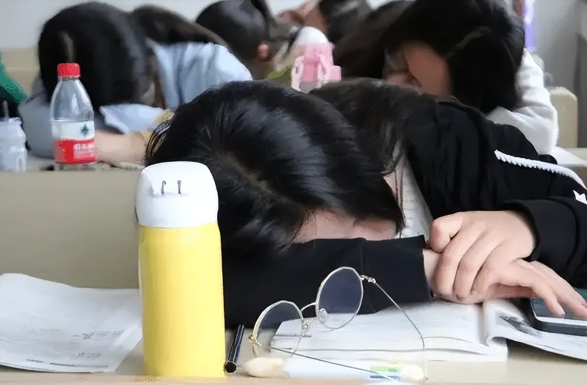 大学生沉迷游戏毁前途,大学生沉迷于游戏的原因与对策