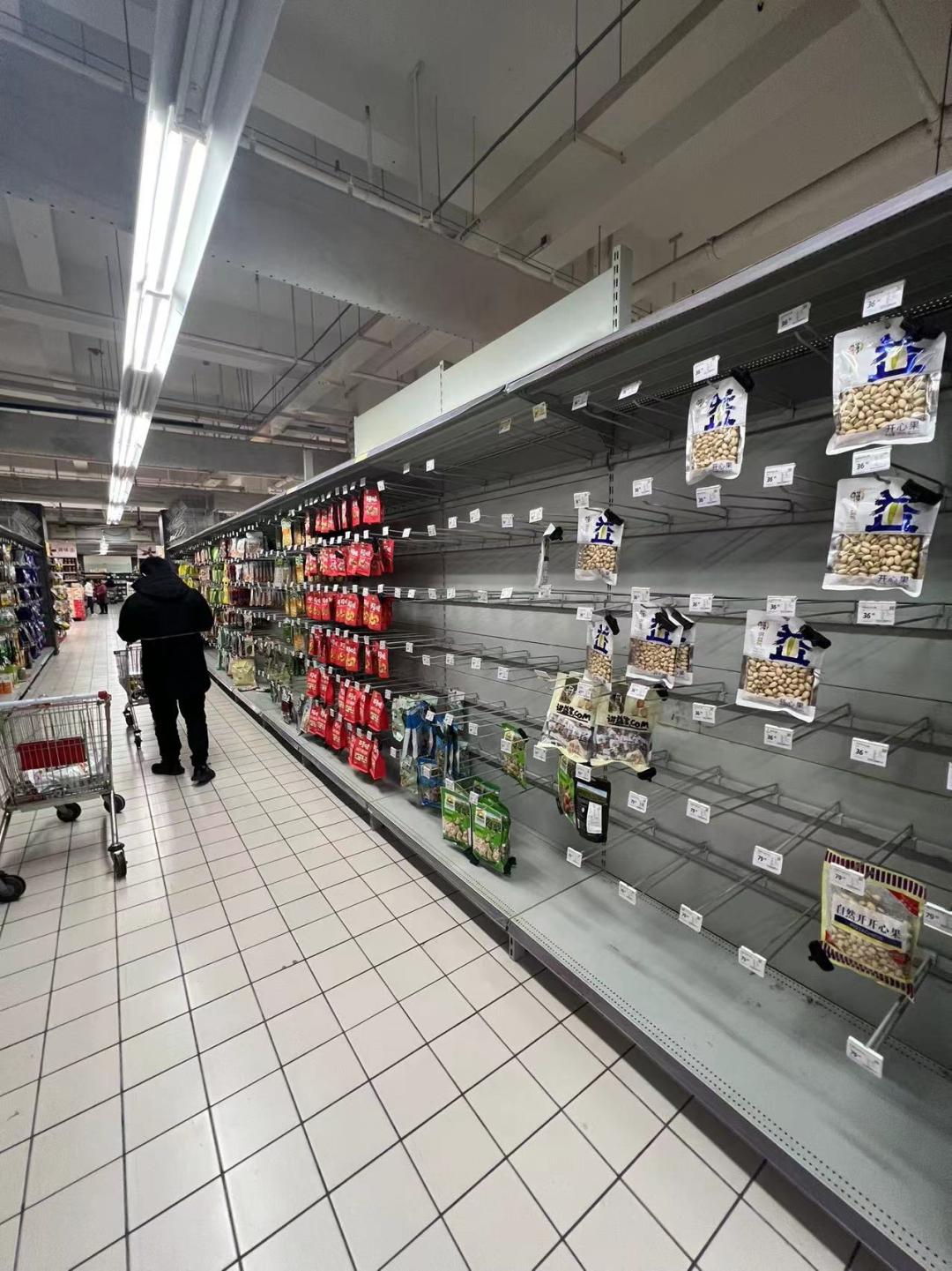 家乐福货架空了,家乐福门店货架大量空置