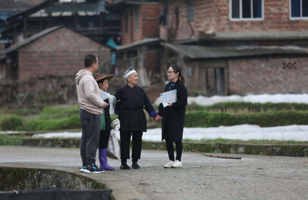 咬定青山不放松——*党**的十九大以来以习*平近**同志为核心的*党**中央贯彻执行中央八项规定、推进作风建设综述
