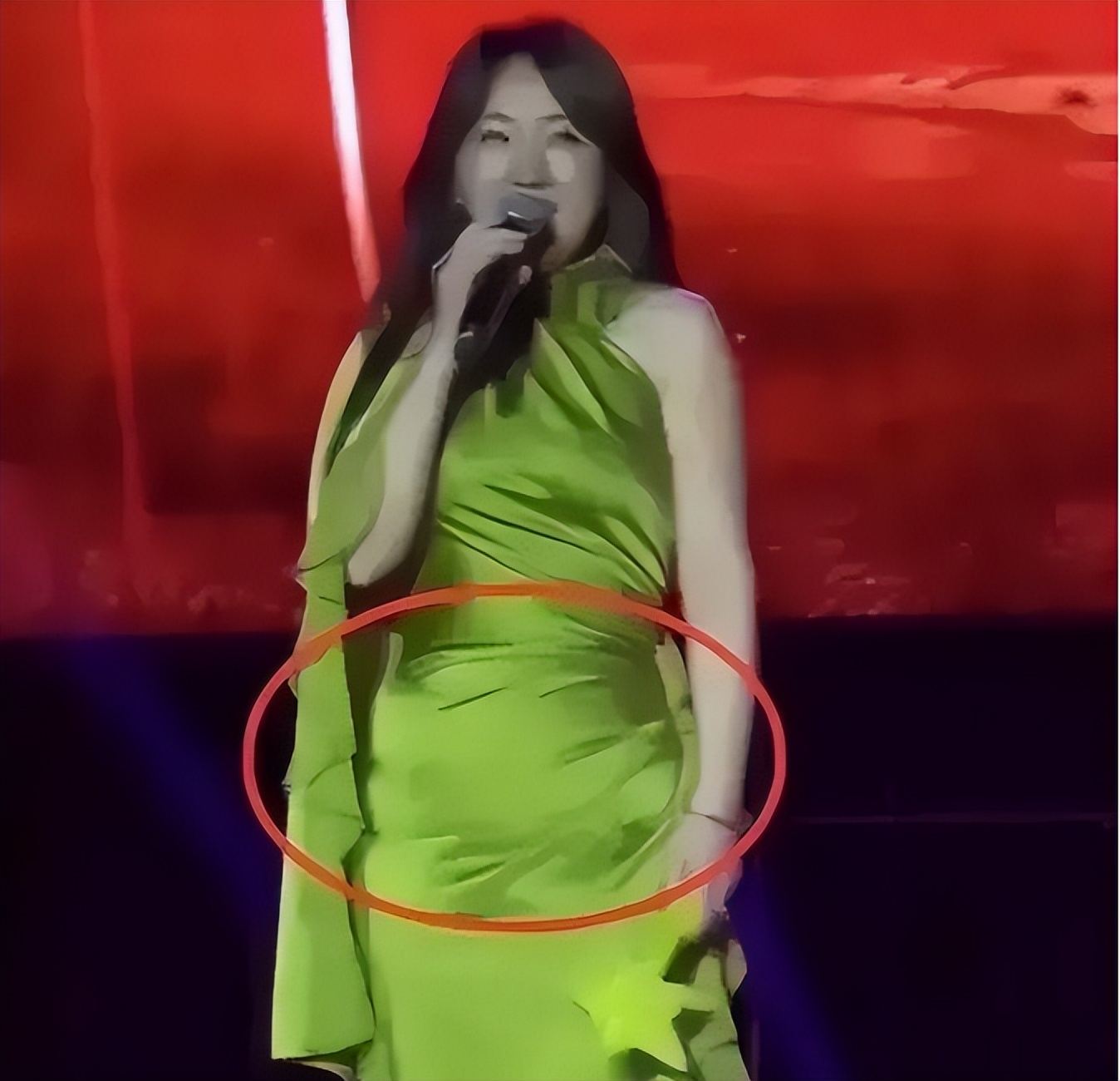 曝52岁杨钰莹怀孕，穿紧身长裙肚子又圆又鼓，网友：是真的吗？