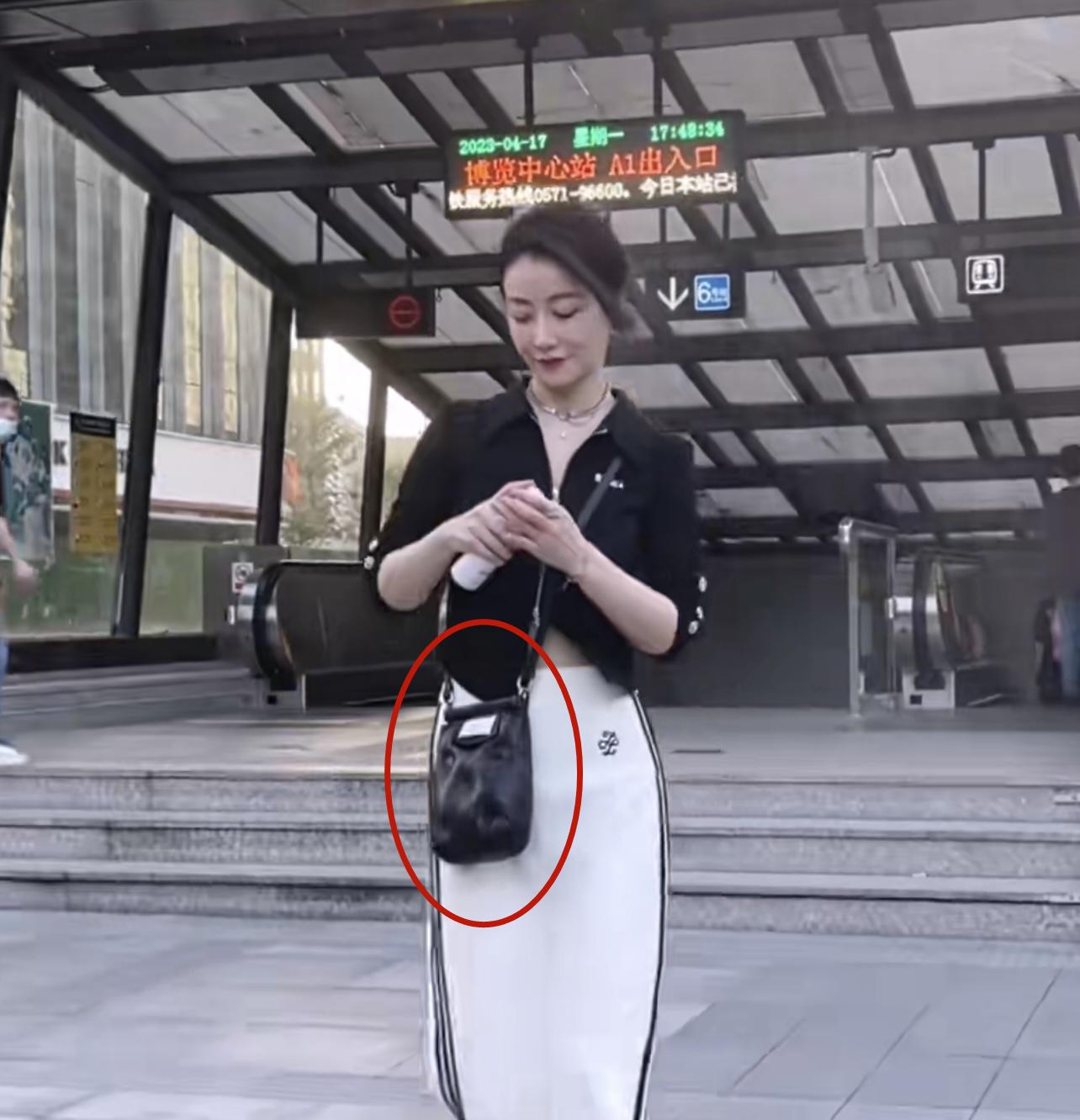 47岁陈紫函逛超市买菜，背万元奢侈品包挤地铁出行！没架子接地气